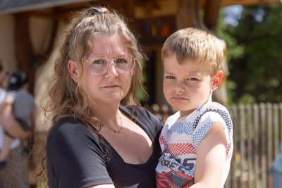 Elternsprecherin Sandy Geisler – hier mit Sohn Emil (5) – kämpft mit anderen Eltern für den Erhalt des Geyersdorfer Kindergartens.