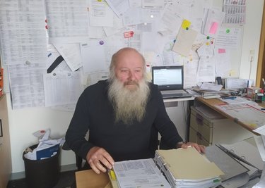 Ein Berg an Arbeit: Trotz der vielen Aufgaben verliert der Saydaer Vereinschef Matthias Neubert nicht den Überblick. 