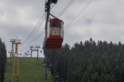 Die Fichtelberg-Schwebebahn auf dem Weg zum Gipfel wird zum Gegner in einem besonderen Wettstreit.