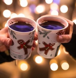 Glühwein auf dem Weihnachtsmarkt trinken: Im Erzgebirge fällt das dieses Jahr mancherorts aus.
