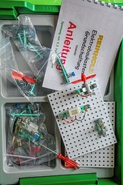 Auch diesen Elektrobaukasten stellen die Frauen selbst zusammen.