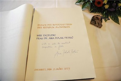 Der neuste Eintrag im Goldenen Buch der Stadt stammt von der Botschafterin Sloweniens. 