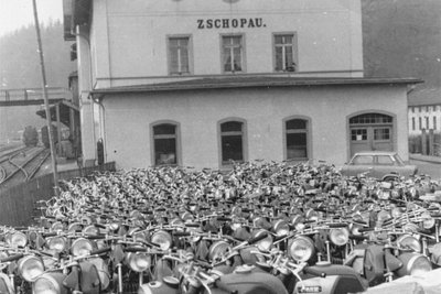 Der Bahnhof Zschopau in besseren Zeiten: Hunderte MZ-Motorräder warten auf ihre Verladung.
