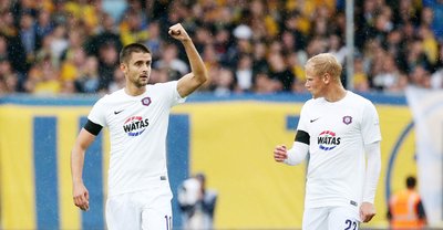Dimitrij Nazarov jubelte nach seinem Volleytor im Regen von Braunschweig.
