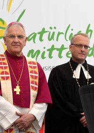Die Bischöfe Heinrich Timmerevers (l.) und Carsten Rentzing bliebenHimmelfahrt nicht daheim.