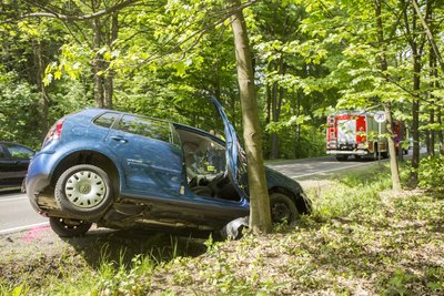 Der VW wurde in den Straßengraben geschleudert.
