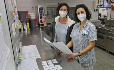 Daniela Scharf und Dominique Klein werfen einen Blick auf die Speisepläne für den nächsten Tag. Wegen der Personalsituation helfen sie gelegentlich auch mal im Küchenbereich mit aus. 