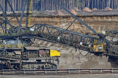 Noch frisst sich der Schaufelradbagger durch den Tagebau Jänschwalde. Doch ab 15. Mai muss er wohl stillstehen. 