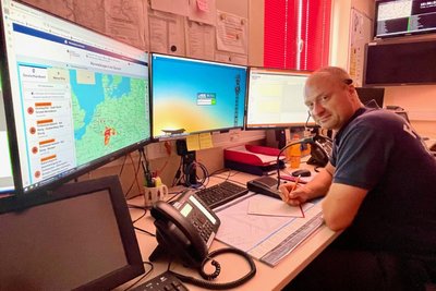 Nossens Ortswehrleiter Daniel Schicke in der Einsatzzentrale im Feuerwehrgerätehaus. Von hier aus werden die Einsätze in Nossen und seinen Ortsteilen sowie Käbschütztal organisiert und gemanagt. „Eigentlich sitzt hier Chefkoordinator Rocco Schmidt, zugleich stellvertretender Kreisbrandmeister im Landkreis Meißen“, sagt Schicke.