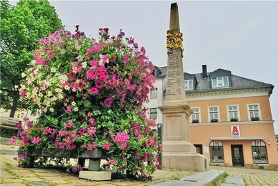 Der neue Blumenturm auf dem Auerbacher Altmarkt.