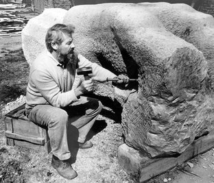 Der Bildhauer Rolf Magerkord im Jahre 1986 bei der Gestaltung der "Daphne". Das Kunstwerk steht seitdem auf dem Theaterplatz in Plauen. 