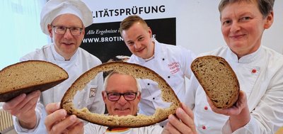 Qualitätsprüfer Michael Isensee (Mitte) hatte nicht viel auszusetzen. Das freute auch Innungsobermeister Jörg Schürer (links) André Knüpfer und Sabine Geipel. 