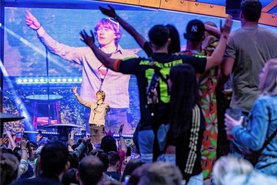 Die Partywütigen sind bei Partys oder Auftritten wie hier von Mickie Krause im Megapark meist außer Rand und Band. 