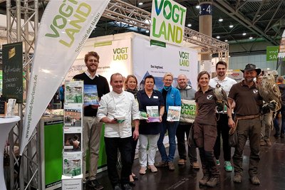Peter Wollmann (hinten rechts) hat in den vergangenen Jahren beim Tourismusverband Vogtland gearbeitet - hier auf einer Messe in Leipzig 2019.