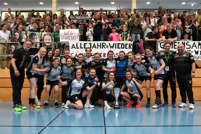 Trotz Niederlage viel Grund zum Jubel: Die Handballerinnen des SV Rotation Weißenborn und ihre zahlreichen Fans feierten im Mai nach einem tollen Pokalfinale in Döbeln mit dem Silberpokal. Nun könnten die Finals nach Freiberg umziehen.
