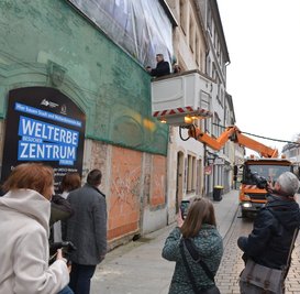Das Welterbezentrum in der Petersstraße soll auch mehr potenzielle Kunden für die Händler anlocken. Am 21. Dezember vorigen Jahres befestigte Oberbürgermeister Sven Krüger persönlich ein Werbebanner an der Ruine. Aktuell sind hinter der Fassade Handwerker zugange. 