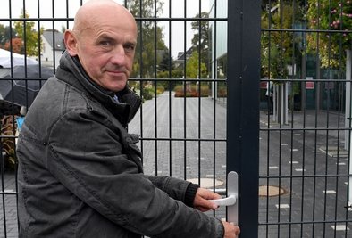 Lutz Raschke, einer der beiden Geschäftsführer, schließt in der Zschopauaue das Tor zur Landesgartenschau in Frankenberg. Er bleibt noch für eine Weile Liquidator der Gesellschaft. 