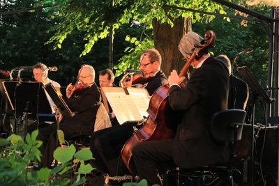 Das Chursächsische Salonorchester saß mitten im Grünen.