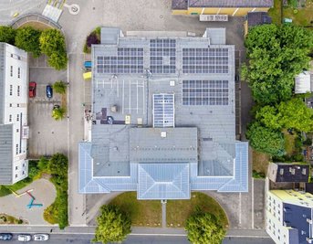 Die im Juli 2022 noch im Bau befindliche Solarstromanlage auf der Weinholdschule in Reichenbach. Die Photovoltaik-Module sollen pro Jahr über 60.000 Kilowattstunden Solarstrom liefern. 