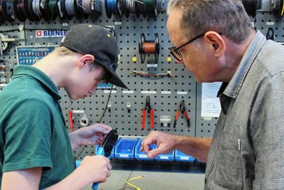 Auch im Bereich Elektro können sich Schüler in den Sommerferien ausprobieren.
