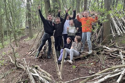 Ole, Luca, Hudson, Spencer, Paul, Amelie und Charlotte haben zusammen mit den Betreuern Ferdinand Leistner und Clemens Spiller "Buden" im Wald gebaut.