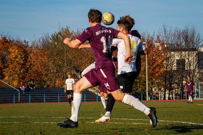 Aufwärtstrend schon wieder gestoppt: Die Freiberger Kicker um Sebastian Krause (M.) unterlagen am Sonnabend Aufsteiger BSV Irfersgrün auf dem Platz der Einheit mit 1:3.