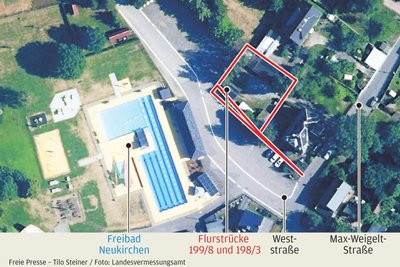 Auf dieser Fläche am Freibad Neukirchen sollen Parkplätze entstehen.