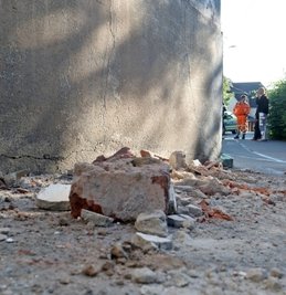 Am Haus lagen Ziegelbrocken auf der Straße.