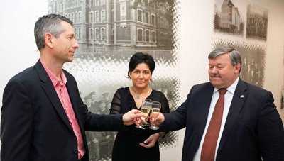 Schulleiterin Bärbel Frühauf stieß mit Jörg Oettler - bis Ende 2021 Chef des Hauses - und Werdaus OB Sören Kristensen (rechts) auf den Bau an.