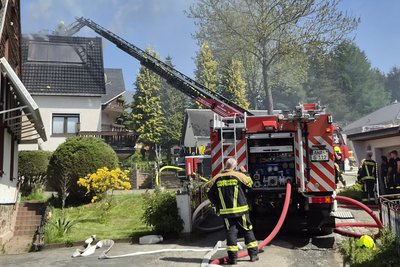Der Dachstuhl eines Einfamilienhauses in Neudorf ist am Dienstag in Brand geraten.
