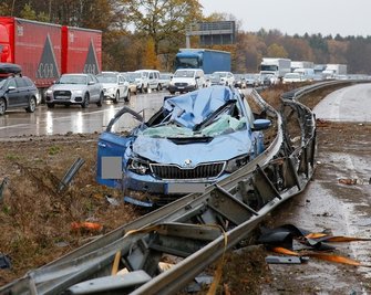 Bei einem Unfall auf der A 4 bei Hainichen wurde ein Skoda komplett lädiert.