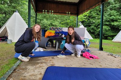 Amelie Neubert und Flora Berg hatten kurzfristig alles aus dem Zelt geräumt.