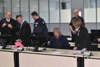 Der Angeklagte (hier mit seinen Anwälten) muss laut Staatsanwältin Maxi Wantzen mit einer lebenslangen Haftstrafe rechnen.