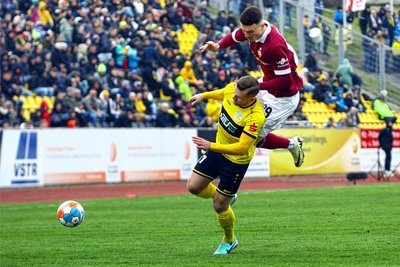 Ungewohnter Anblick: Schwarz-gelb mit Alexander Morosow am Ball, während Dynamos Dennis Borkowski in rot versucht, zu stören.