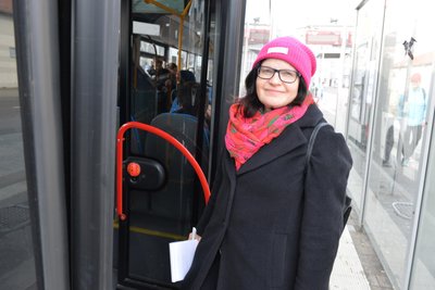 Der Schienenersatzverkehr Freiberg-Chemnitz startet am Bussteig 3 an der Annaberger Straße nahe des Bahnhofs Freiberg. Reporterin Heike Hubricht steigt gerade ein.