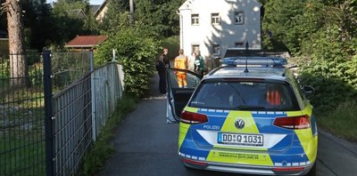 Polizisten, Mitarbeiter des Bauhofes und ein Statiker kümmerten sich am Dienstag um die Schäden am Haus und die Straßensperrung.
