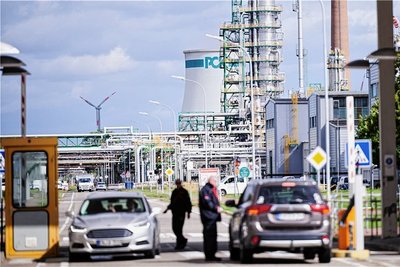 Zwei Autos werden am Eingang der PCK-Raffinerie in Schwedt kontrolliert. Mit der Treuhandlösung für Rosneft Deutschland sieht die Bundesregierung die Zukunft der Raffinerie gesichert. 