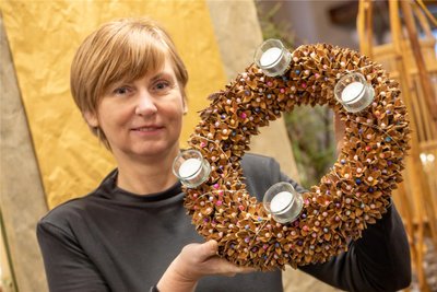 Sylvia Eichelkraut, Inhaberin des Blumenladens an der Plauener Herrenstraße, zeigt einen der besonderen Adventskränze.