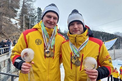 In St. Moritz konnte sich Rennrodler Pascal Kunze (links) aus Zwickau vor wenigen Tagen mit Doppelpartner Max Trippner über den Sieg im Gesamtweltcup der Junioren freuen. Jetzt hoffen die beiden auch bei der Weltmeisterschaft auf Edelmetall.
