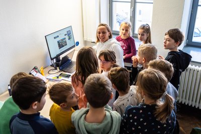 „Freie Presse"-Reporterin Cornelia Schönberg wird an ihrem Arbeitsplatz besucht. Die Kinder vom Hort „Spielhaus" hatten viele Fragen mitgebracht.