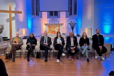 Das Wahlforum in der Jugendkirche blieb das einzige Aufeinandertreffen von Alexander Gauland (links) und Christin Furtenbacher (2. von rechts) im Wahlkampf. Gauland sagte danach aufgrund eines familiären Trauerfalls mehrere Termine in Chemnitz ab.