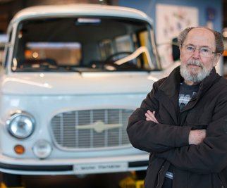 Jürgen Rehm, ehemaliger Konstrukteur der Barkas Werke, steht vor dem letzten vom Band gelaufenen Barkas 1000/1 mit Viertaktmotor im Museum Zeit-Werk-Stadt. Dort wird in einer Schau die Geschichte des Fahrzeugs beleuchtet.