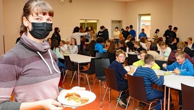 Anne Hartung (Vordergrund) im neuen Multifunktionsraum, der auch in der Mittagszeit als Speiseraum dient.