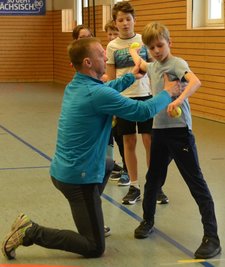 So wird's gemacht: Matthias Pohl zeigt Klaas Richter beim Hallentraining die richtige Wurftechnik. 
