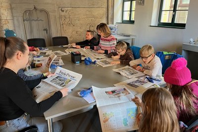 Wie ist eine Zeitung aufgebaut? Welche Nachrichten kommen da rein? Und wer prüft sie? Das haben die Kinder des „Spielhauses" in der „Freie Presse"-Redaktion in Freiberg erfahren. Mit dabei die Erzieherinnen Jana Ihl und Yolanda Beckert.