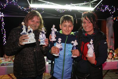 Ihren Stand hatten die Raschkes liebevoll mit Lichterketten geschmückt. Ben entpuppte sich sehr zur Freunde von Oma Petra und Mama Manuela (rechts) als echtes Verkaufstalent.