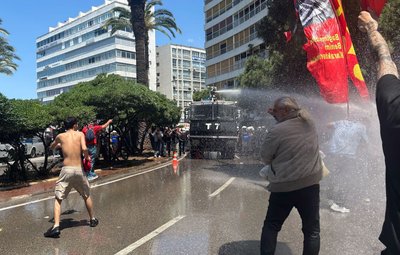Die Polizei setzt Wasserwerfer gegen Demonstranten ein. 