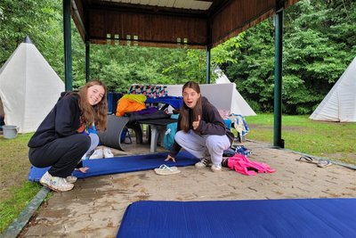 Flora und Amelie überprüfen ihre Isomatten. Nach vier Stunden können sie die Matten zurück ins Zelt räumen.
