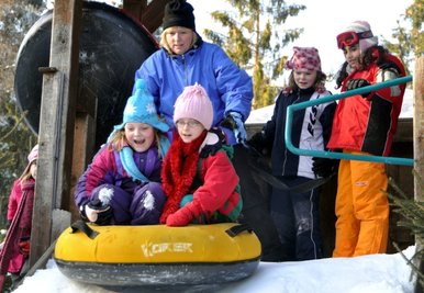 Kinder in der Snowtubinganlage
