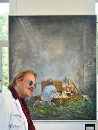 Frank Zander vor seinem Bild "Kinder im Hof". Der Künstler war zurVernissage im Kurort persönlich dabei. 